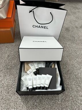 CHANEL White & Black Skincare Sample Gift Set